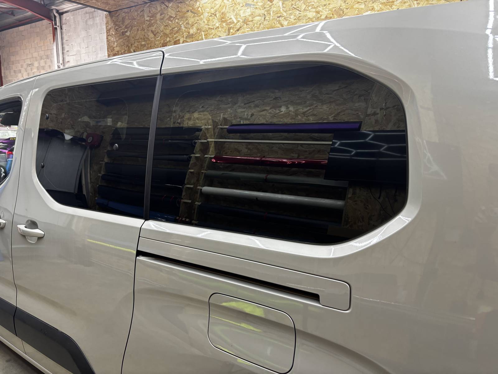 pose films teintés sur un opel combo dans le 83