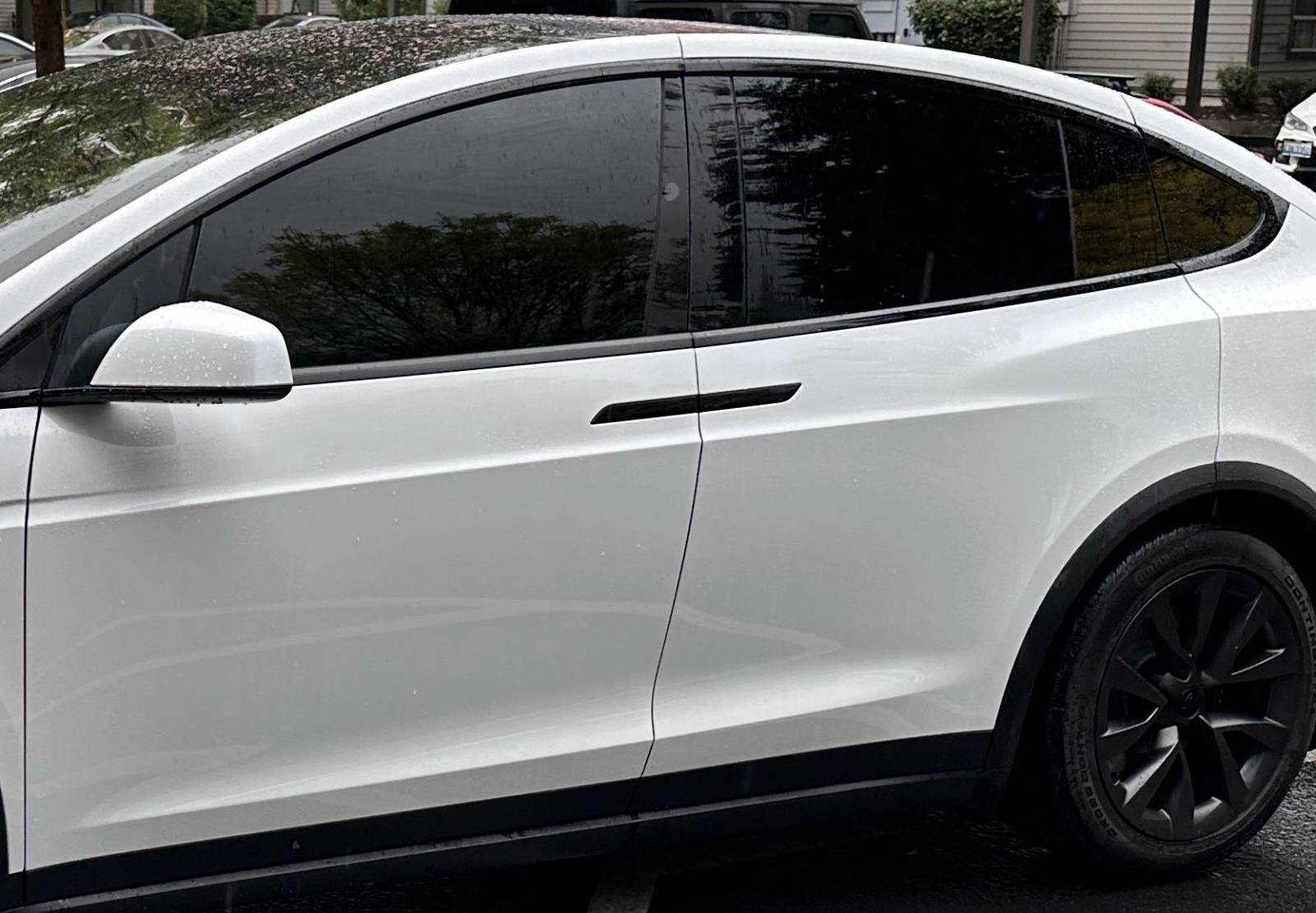 Réalisation d'une pose intégrale de vitres teintées sur une Tesla à Brignoles près de Cuers dans le Var