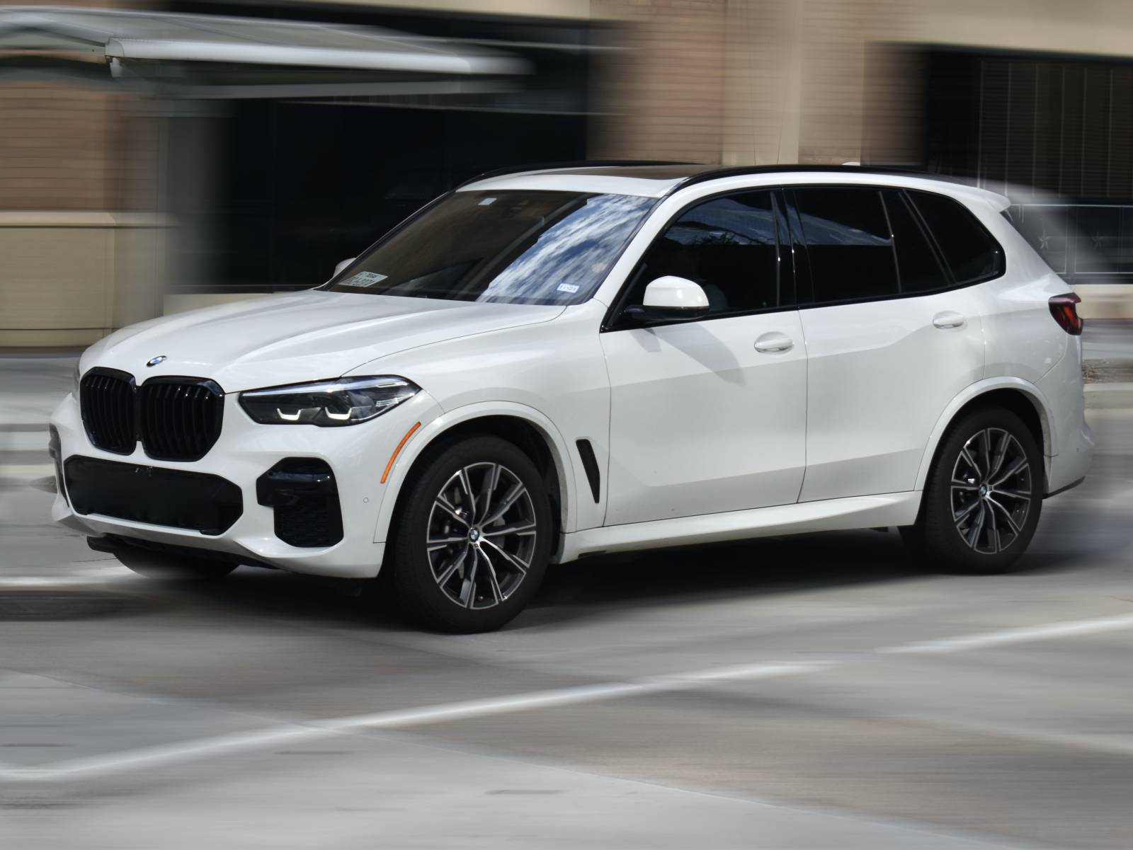 Pose complète de film teintés sur ce BMW X5 à Brignoles dans le Var près de Saint-Maximin-la-Sainte-Baume