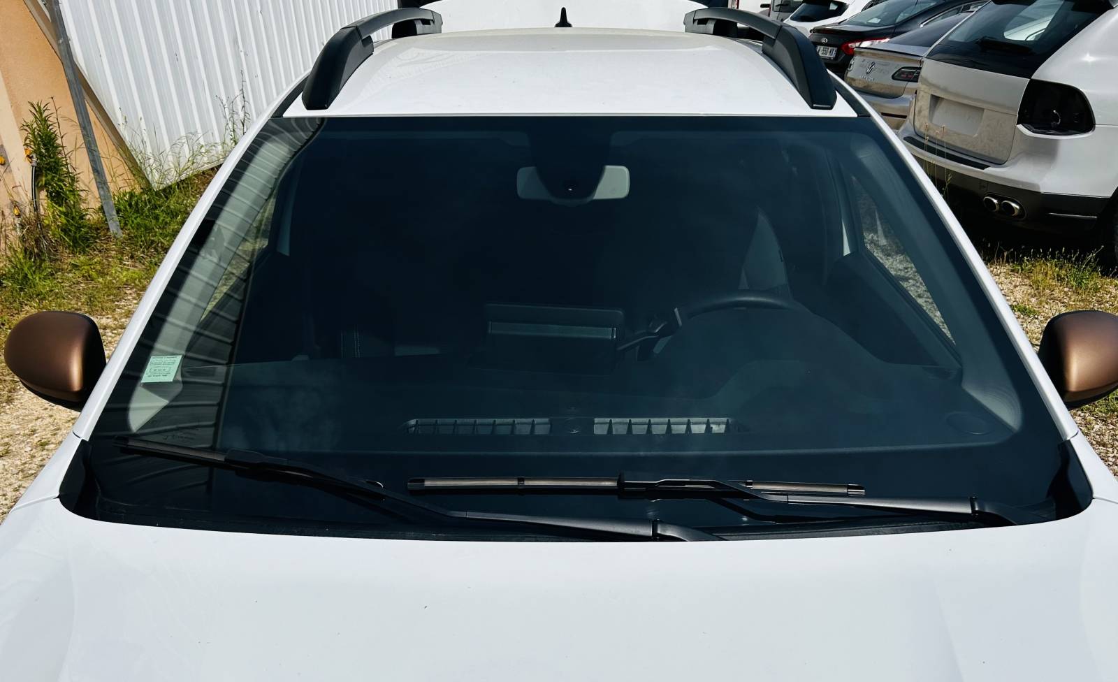 Pose film teinté sur pare-brise d'un Dacia Sandero à Brignoles près de Le Luc dans le Var