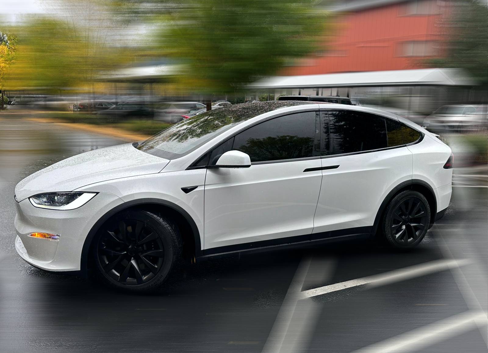 Pose intégrale de vitres teintées sur une Tesla à Bringoles près de Saint-Tropez dans le Var