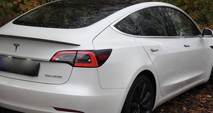 Pose complète de films solaires sur une tesla à brignoles dans le var à côté de vidauban