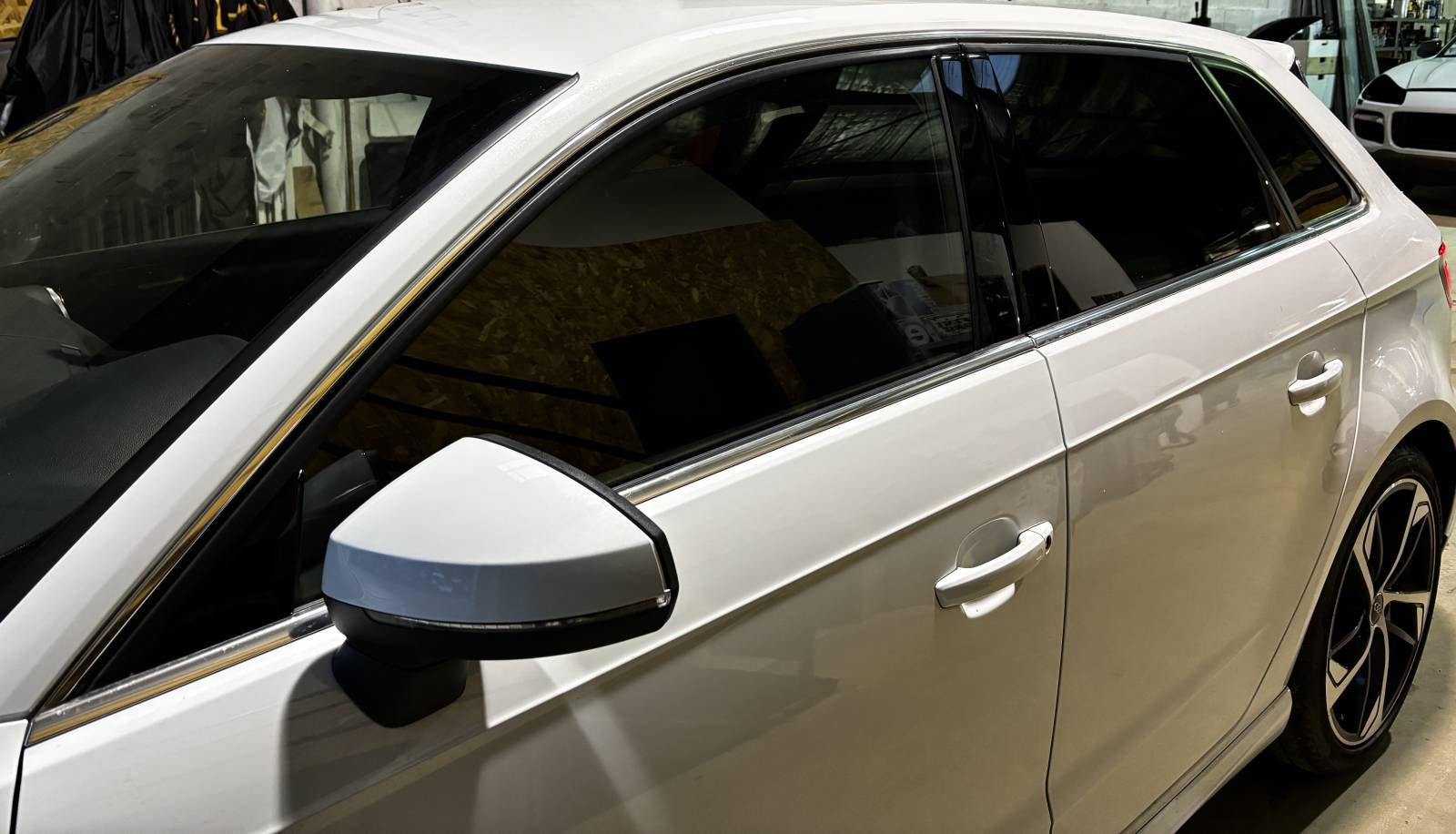 Pose avant et arrière de film teinté sur une AUDI A3 à Brignoles dans le Var près de Cuers