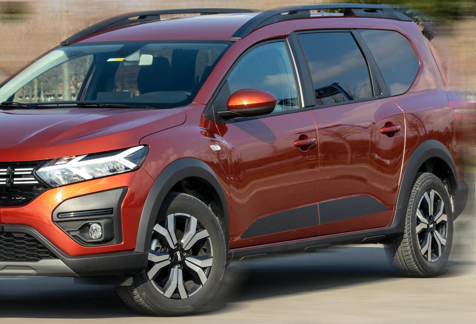 Pose intégrale de films teintés sur un Dacia Jogger à Brignoles dans le Var près de Toulon