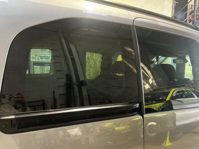 Pose partielle de film teinté ur un Citroën Berlingo à Brignoles près de La Valette dans le Var