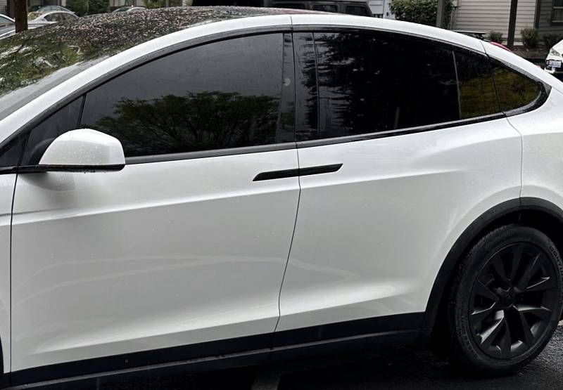 Réalisation d'une pose intégrale de vitres teintées sur une Tesla à Brignoles près de Cuers dans le Var