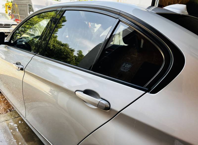 vitres teintées sur un bmw à toulon dans le var