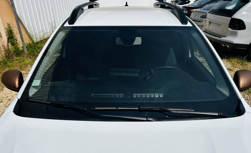 Pose film teinté sur pare-brise d'un Dacia Sandero à Brignoles près de Le Luc dans le Var