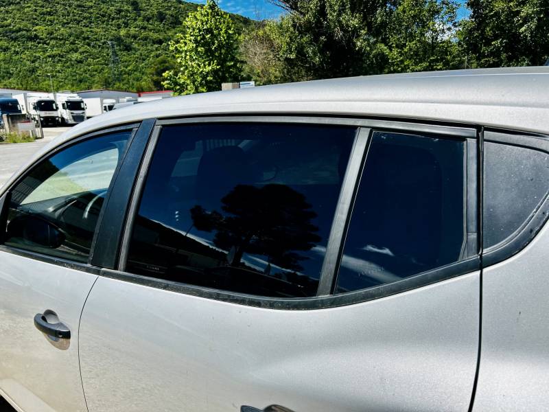 garage qui pose les films solaire dans le var