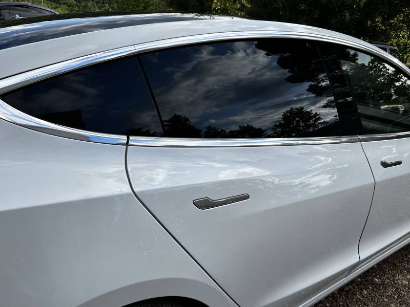 vitres teintées sur une tesla à brignoles