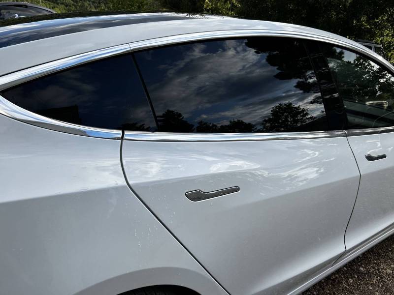 pose de film teinté sur une berline dans le var 