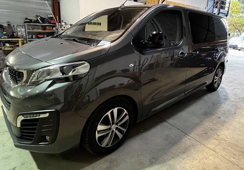 pose de film solaire sur un utilotaire dans le var à brignoles