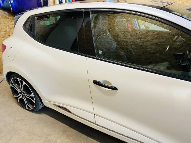 Pose de film de protection solaire teinté sur vitre de Clio RS à Brignoles dans le Var